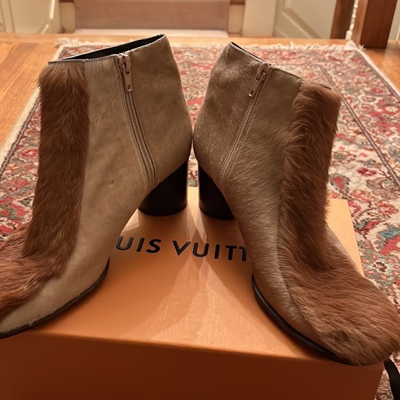 FENDI Ankle Boots worn 5 times . Very stylish and comfy . Camel hair camel. - Picture 2 of 12